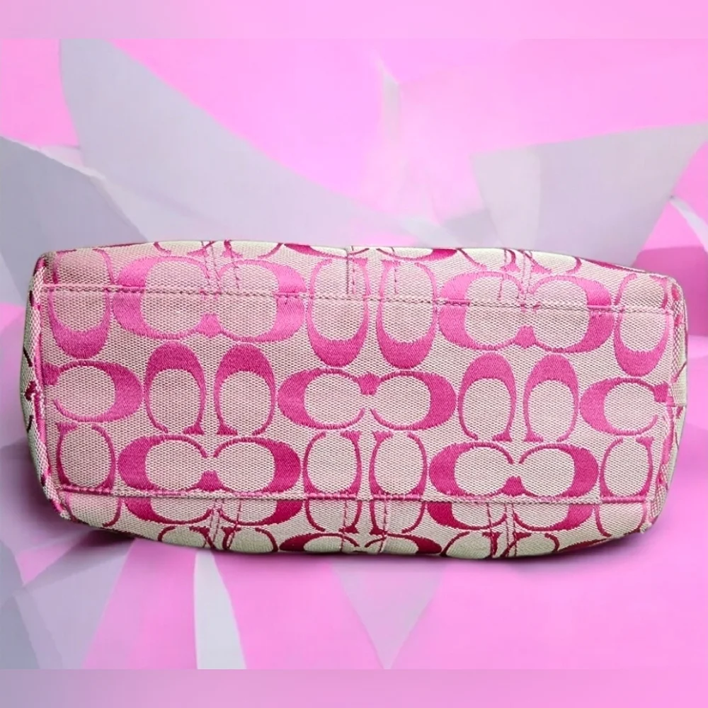 **SOLD**Pink Coach Y2K Hamptons Signature Lunch Tote - Picture 3 of 14